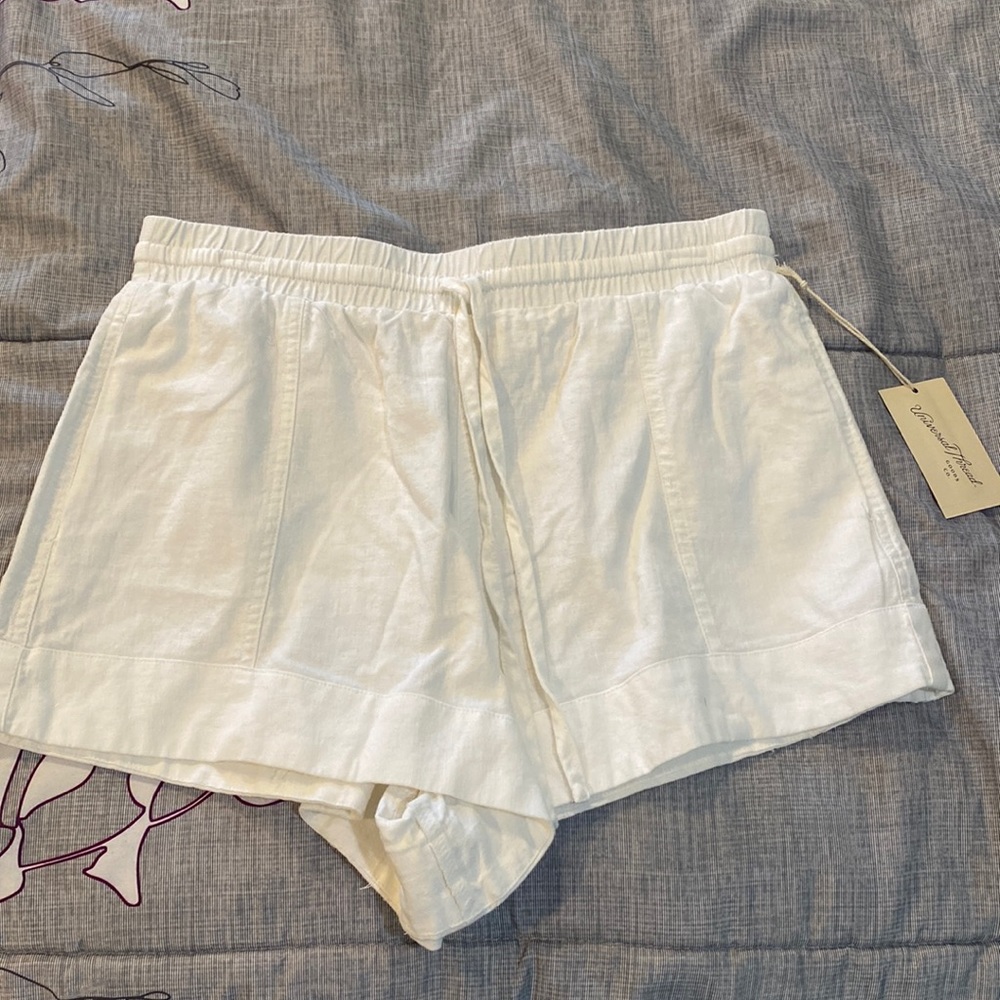 White cargo shorts with pockets. Size S
